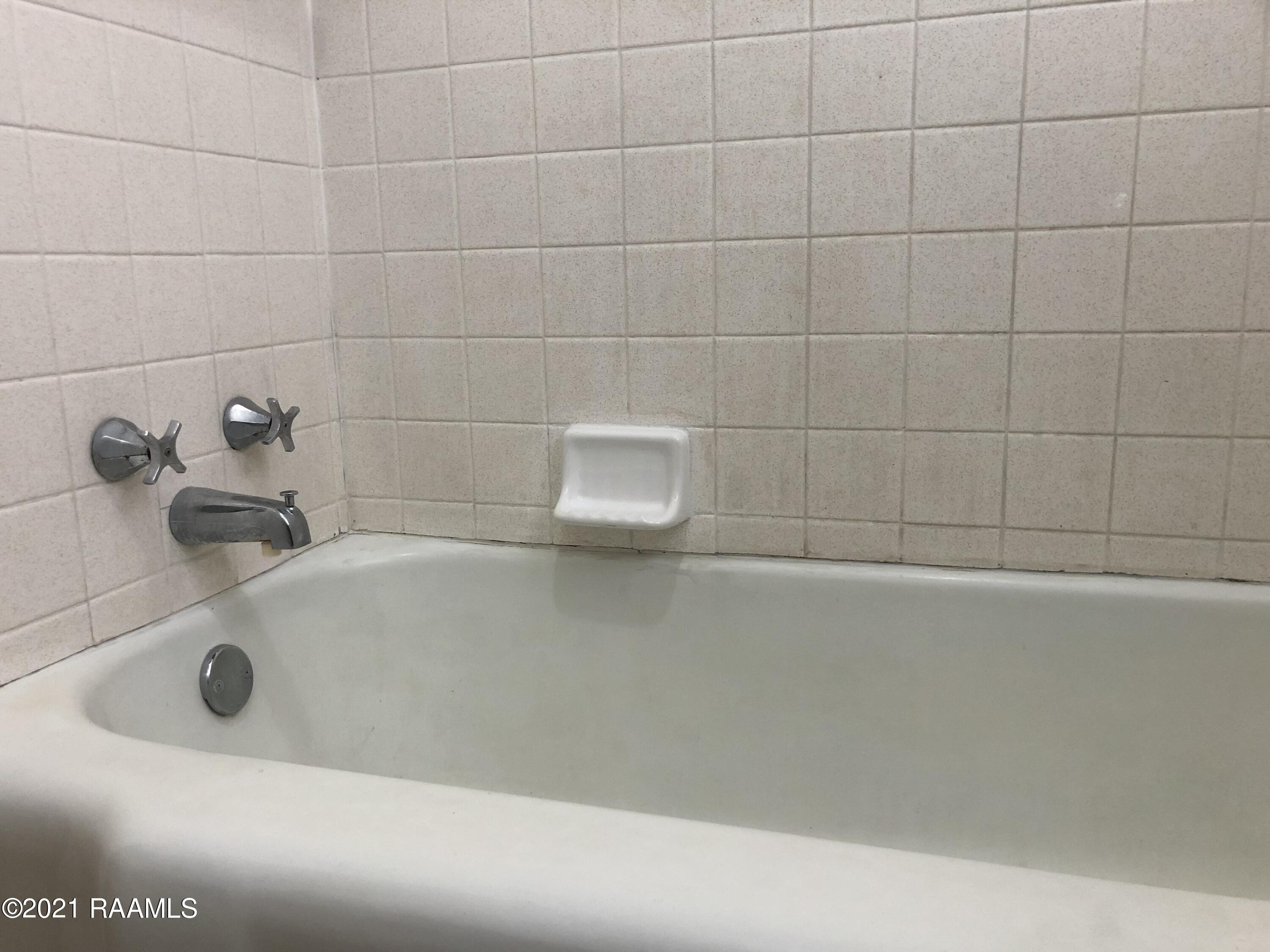 315 River Road Lafayette, LA 70501 - Photo 12 of 21 Bathtub