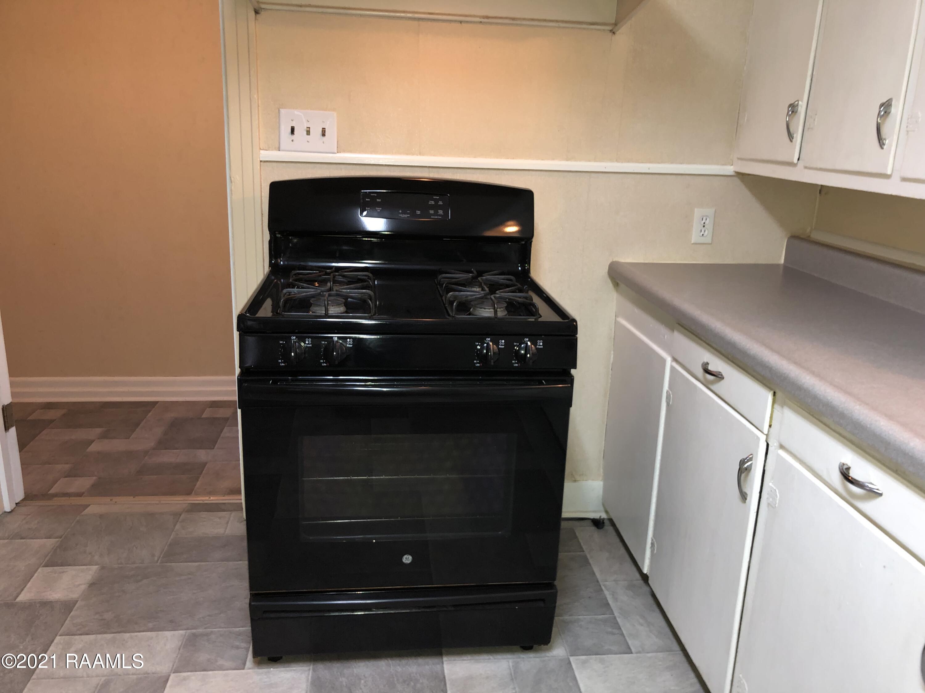 315 River Road Lafayette, LA 70501 - Photo 7 of 21 Gas Range oven