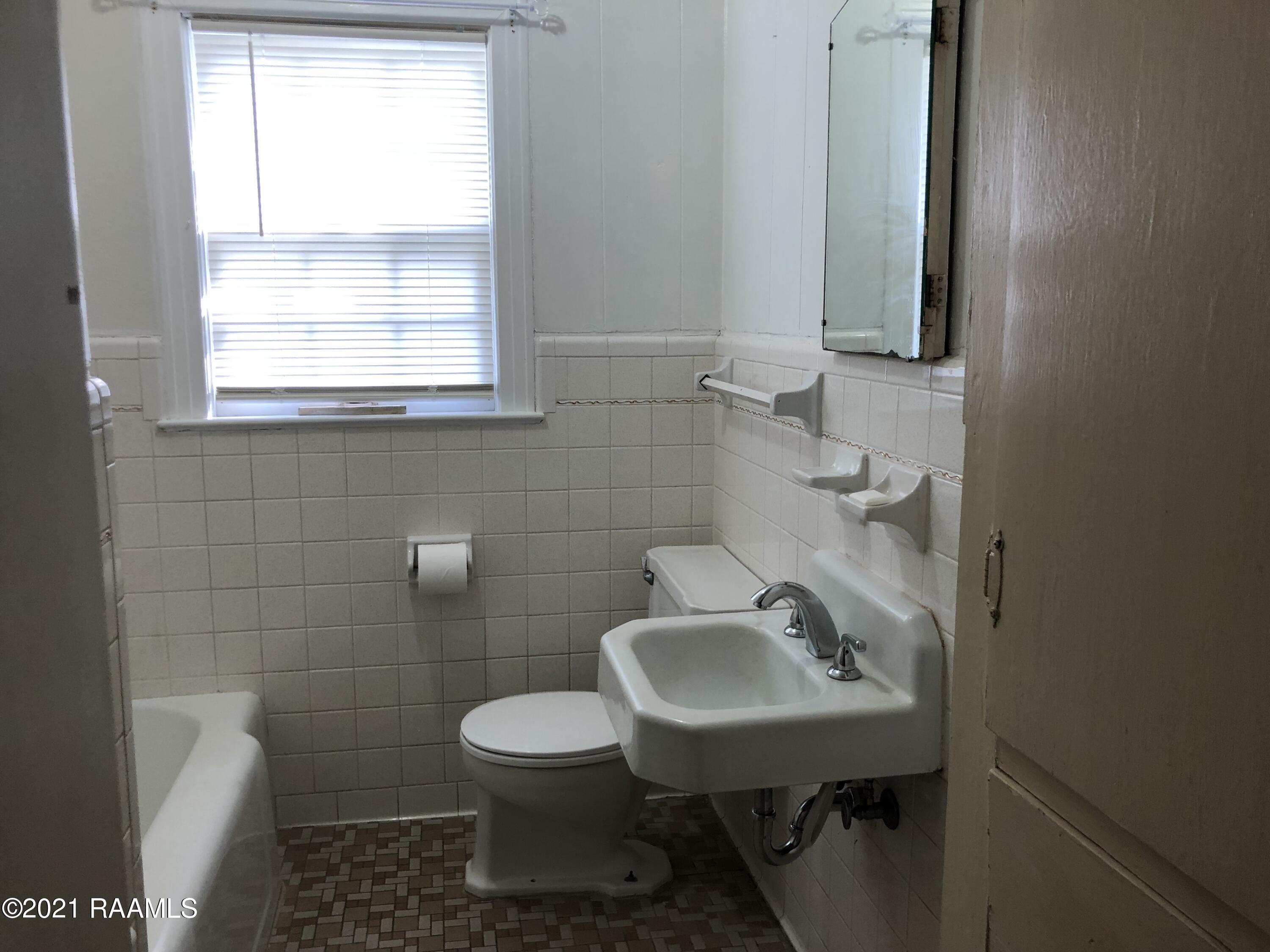 315 River Road Lafayette, LA 70501 - Photo 10 of 21 Bathroom