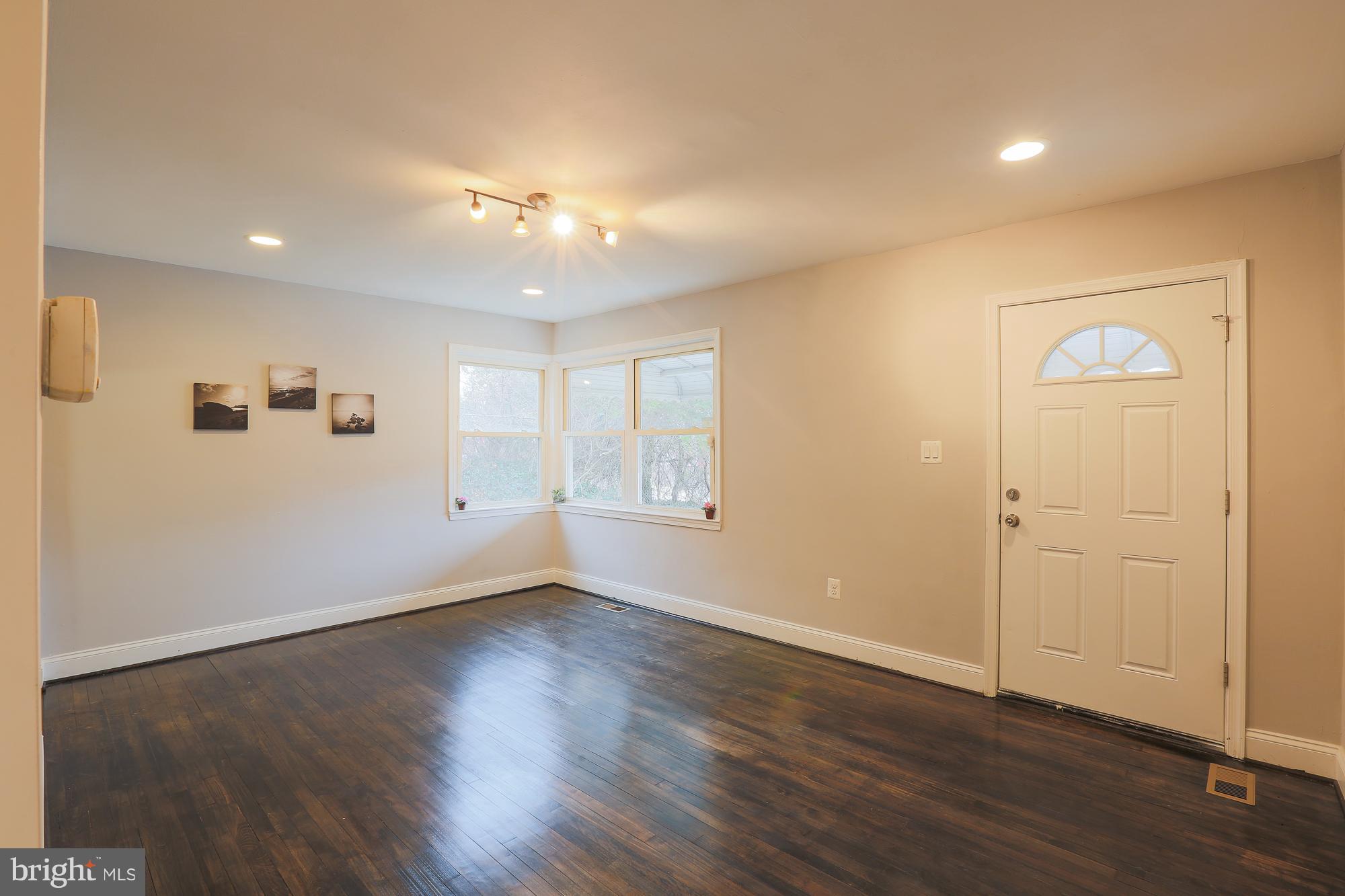 2711 Talbot Road Baltimore, MD 21216 - Photo 5 of 22 Living Room