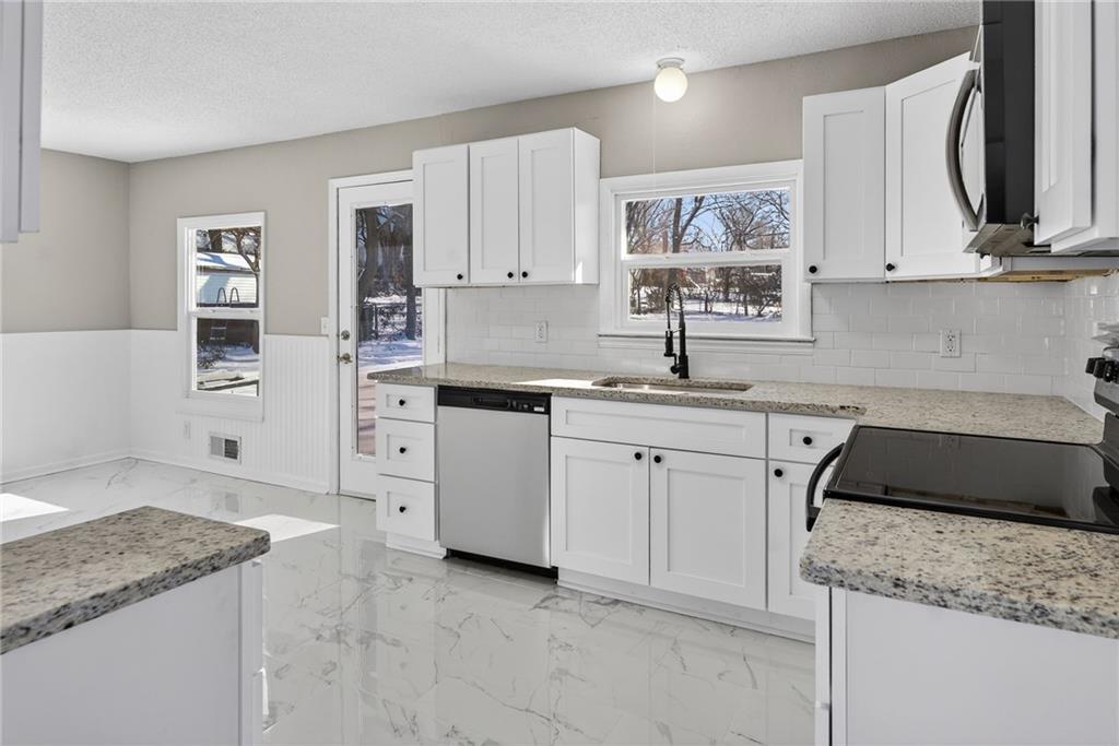 611 West 23rd Street South Independence, MO 64055 - Photo 12 of 23