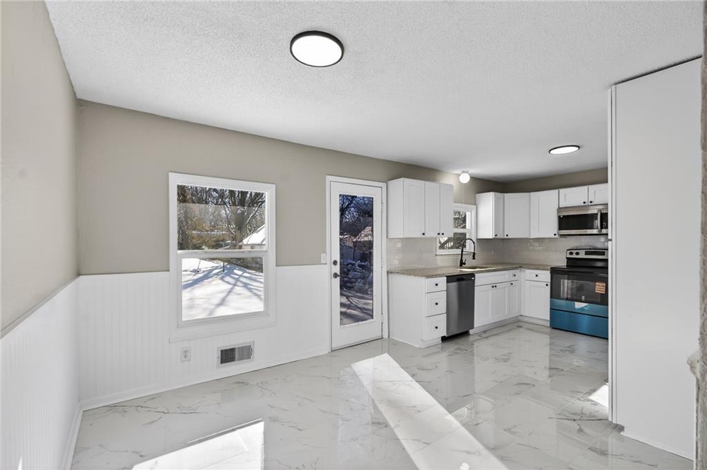 611 West 23rd Street South Independence, MO 64055 - Photo 9 of 23