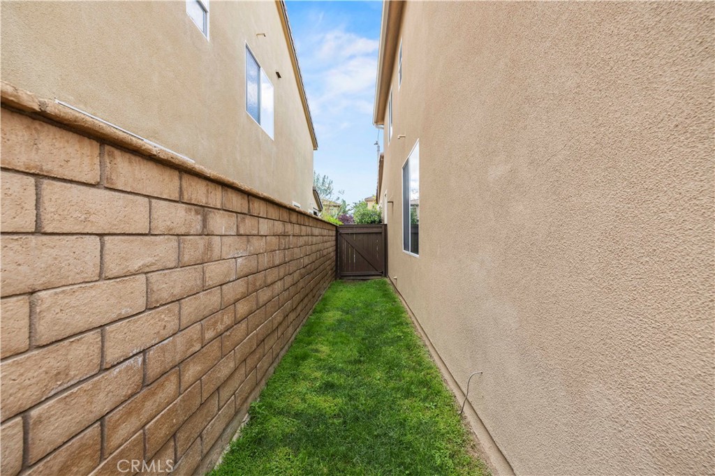 28940 Mirada Circulo Valencia, CA 91354 - Photo 19 of 25 a view of a backyard