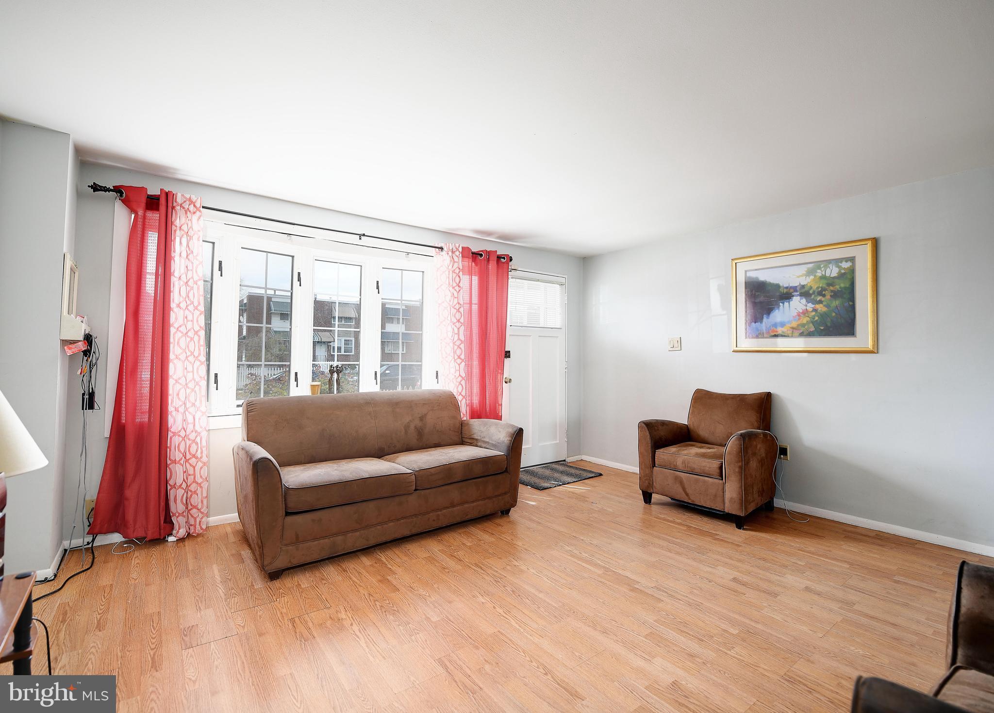 8044 Lansdale Road Baltimore, MD 21224 - Photo 3 of 20 Living Room