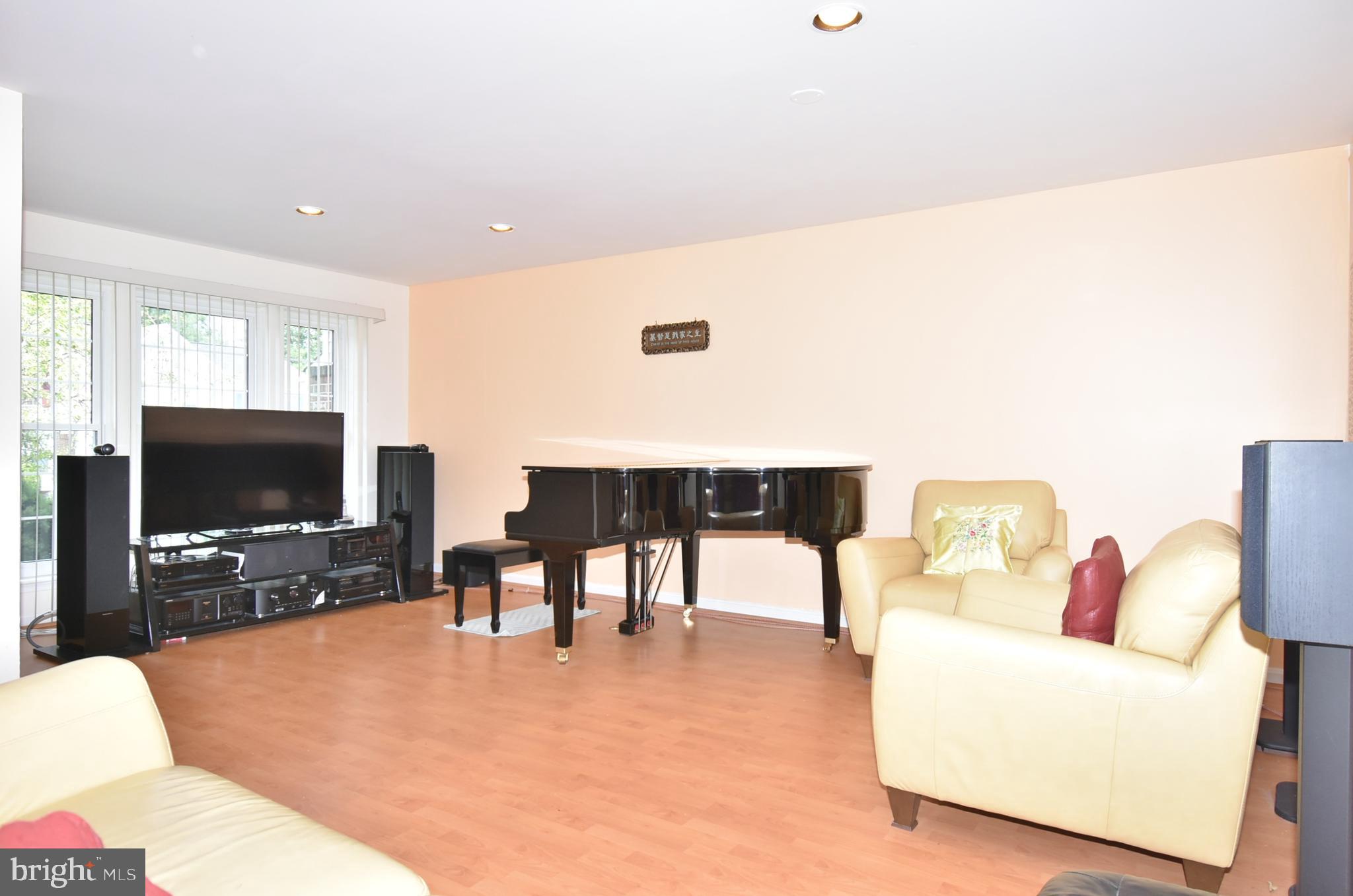 10959 Baskerville Road Reisterstown, MD 21136 - Photo 4 of 38 LIVING ROOM VIEW 3