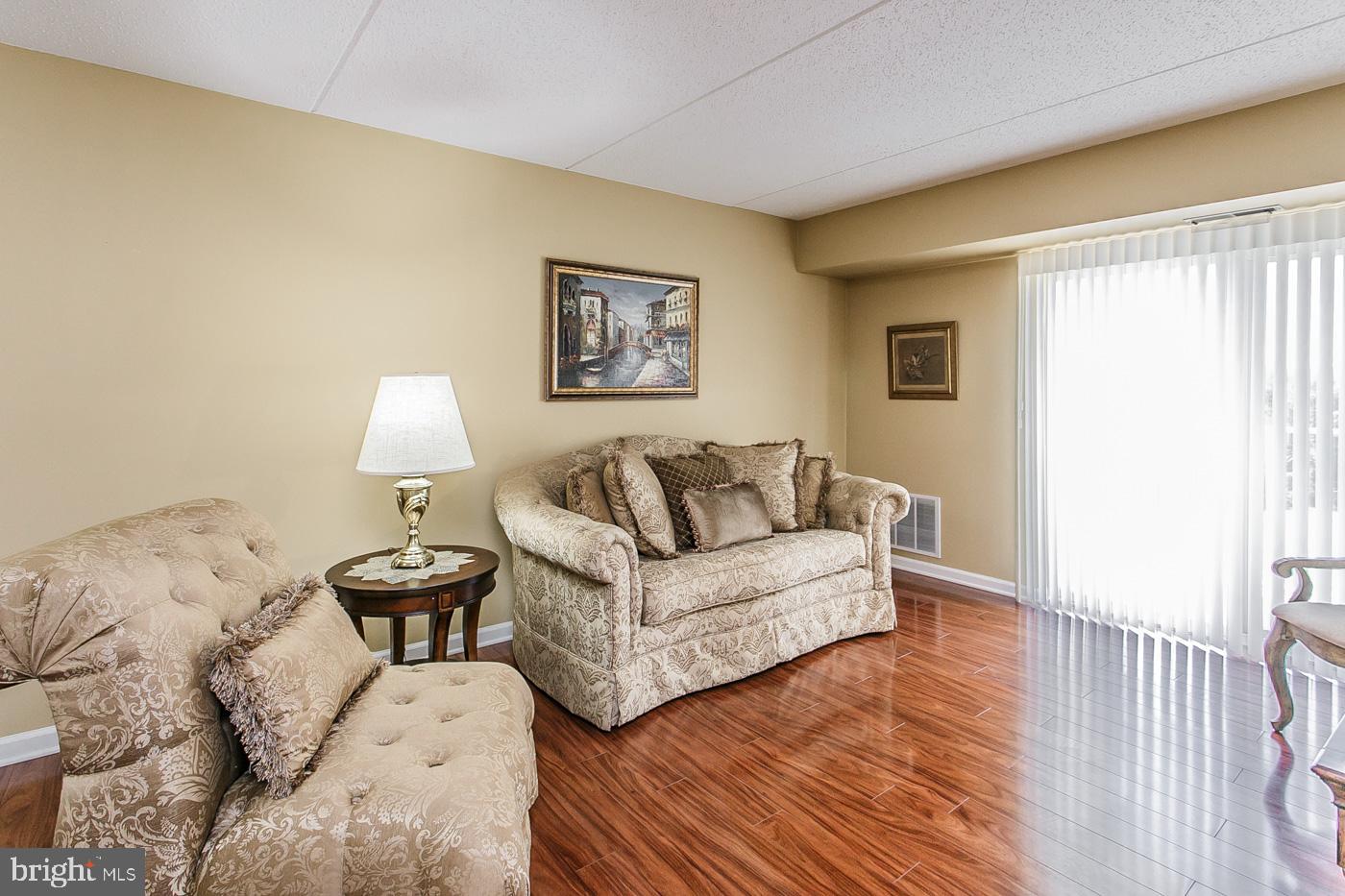 128 Brandon Road Norristown, PA 19403 - Photo 20 of 44 Living Area