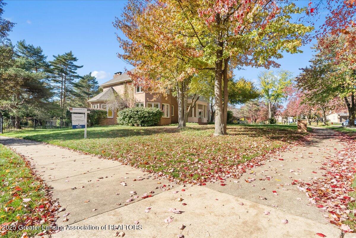 1351 Foxcroft Road East Lansing, MI 48823 - Photo 6 of 75 07-Media Jett - 16