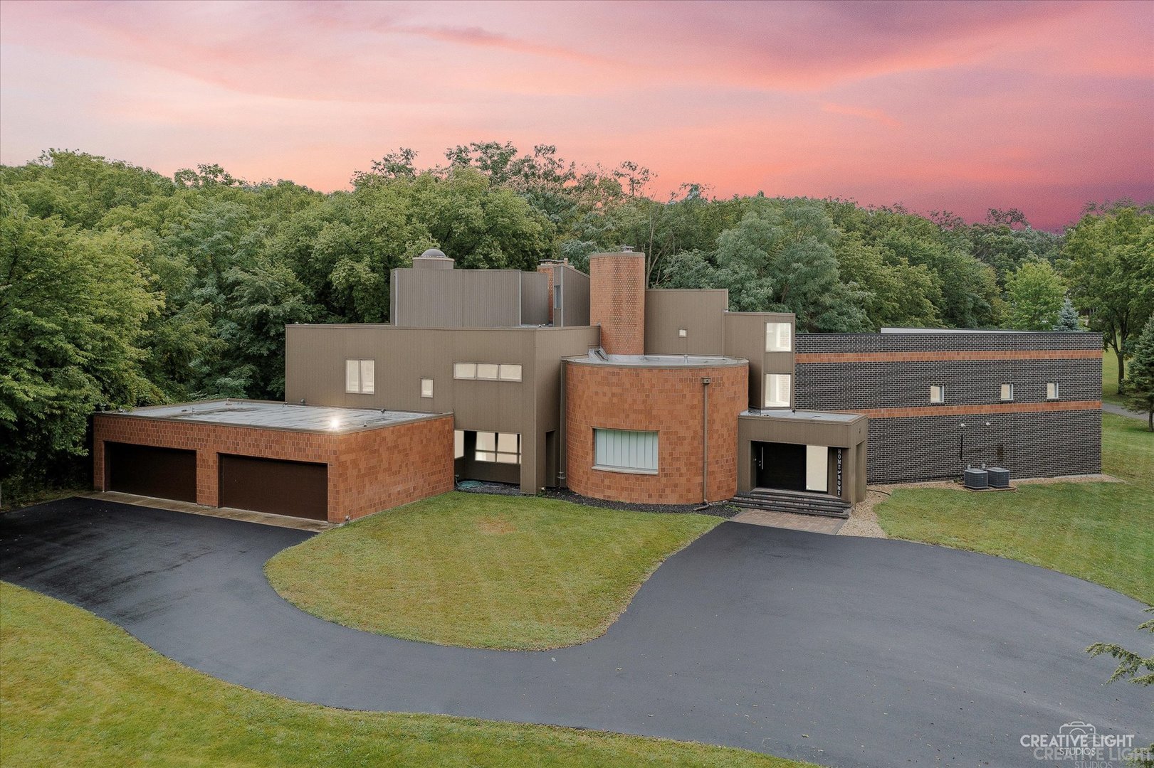 a view of a house with a backyard