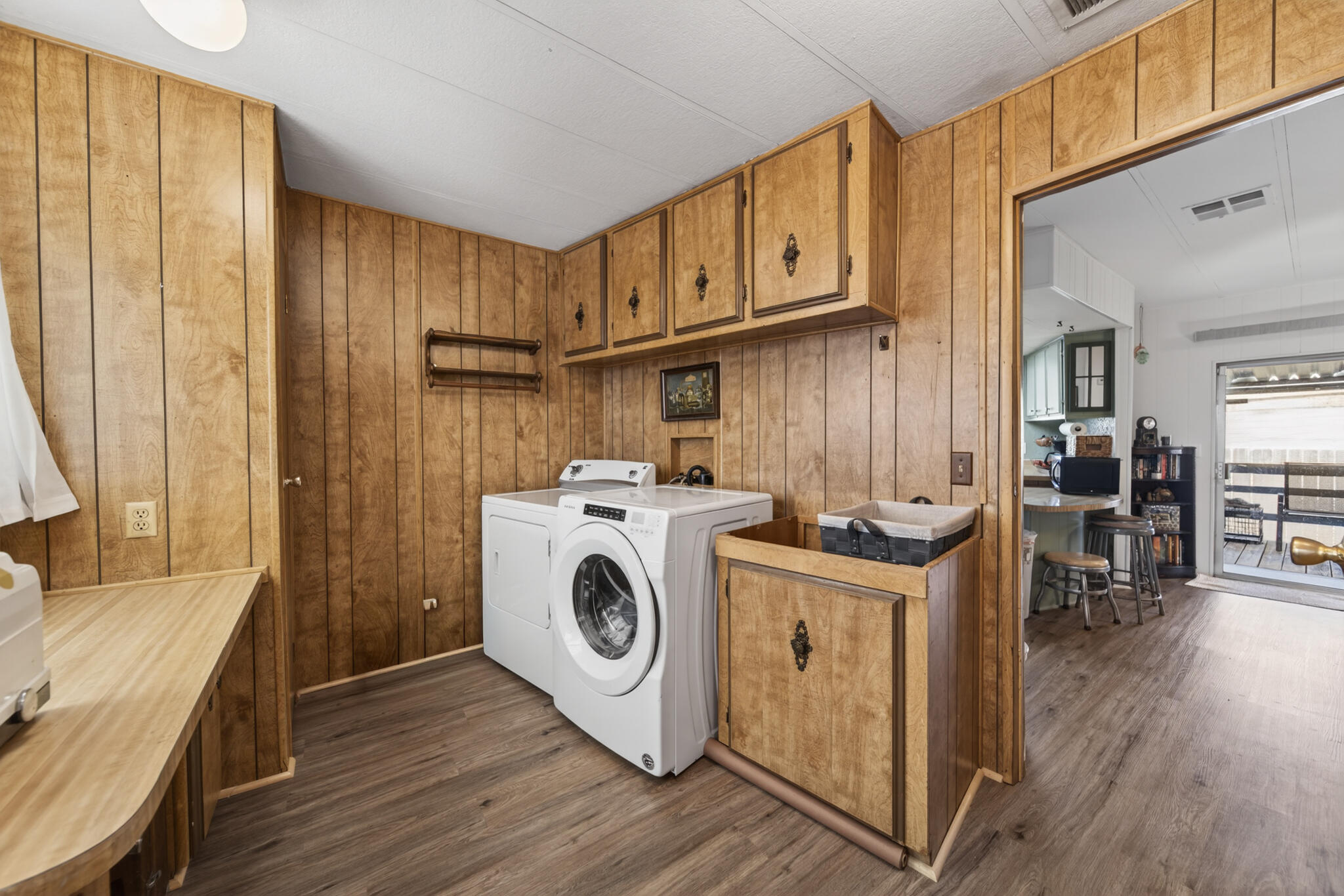 1059 Eagle Nest Road Redding, CA 96003 - Photo 17 of 44 a view of kitchen with washer and dryer