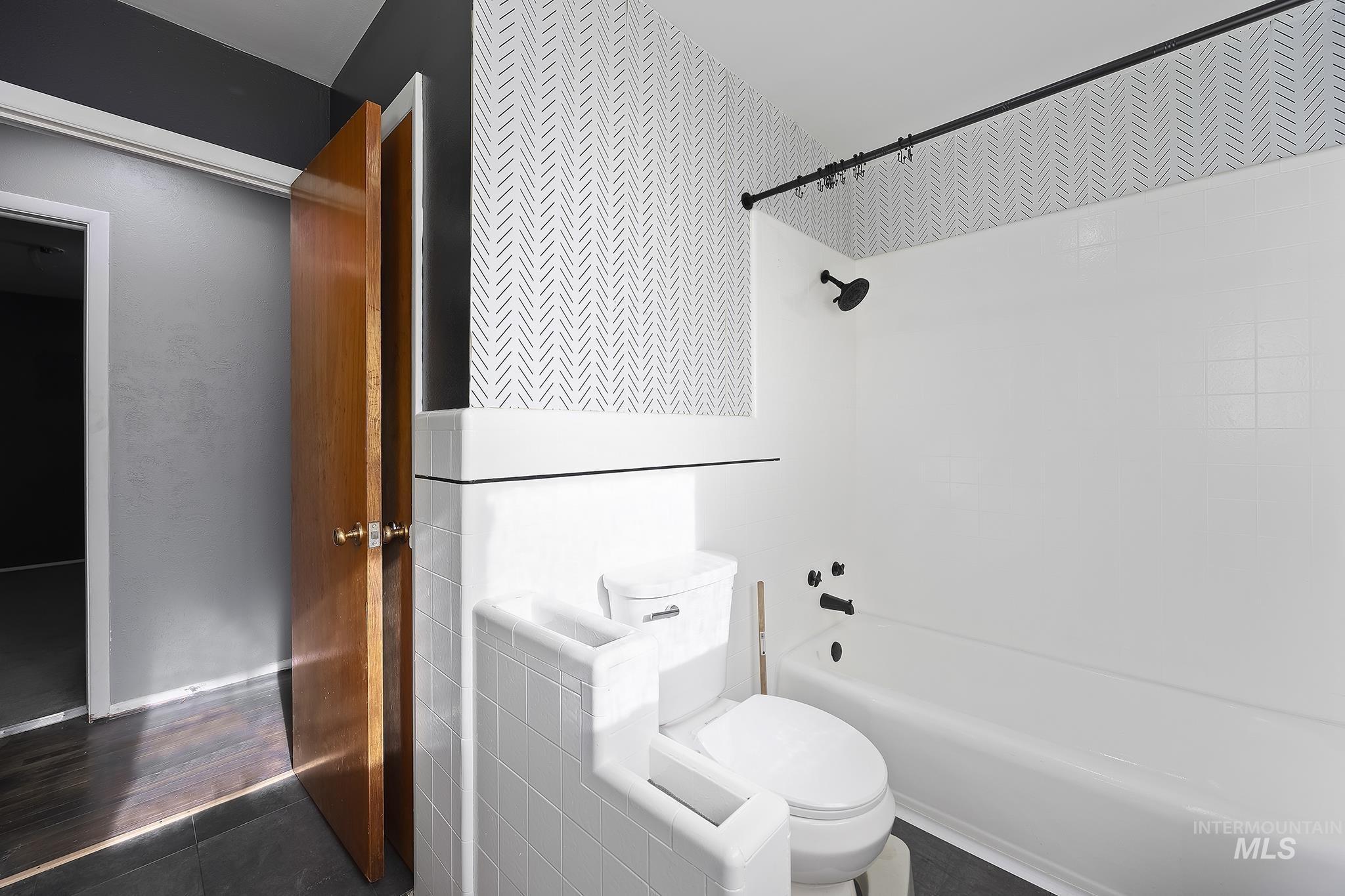 320 East 23rd Drive Burley, ID 83318 - Photo 21 of 34 Full bathroom with shower / washtub combination and toilet