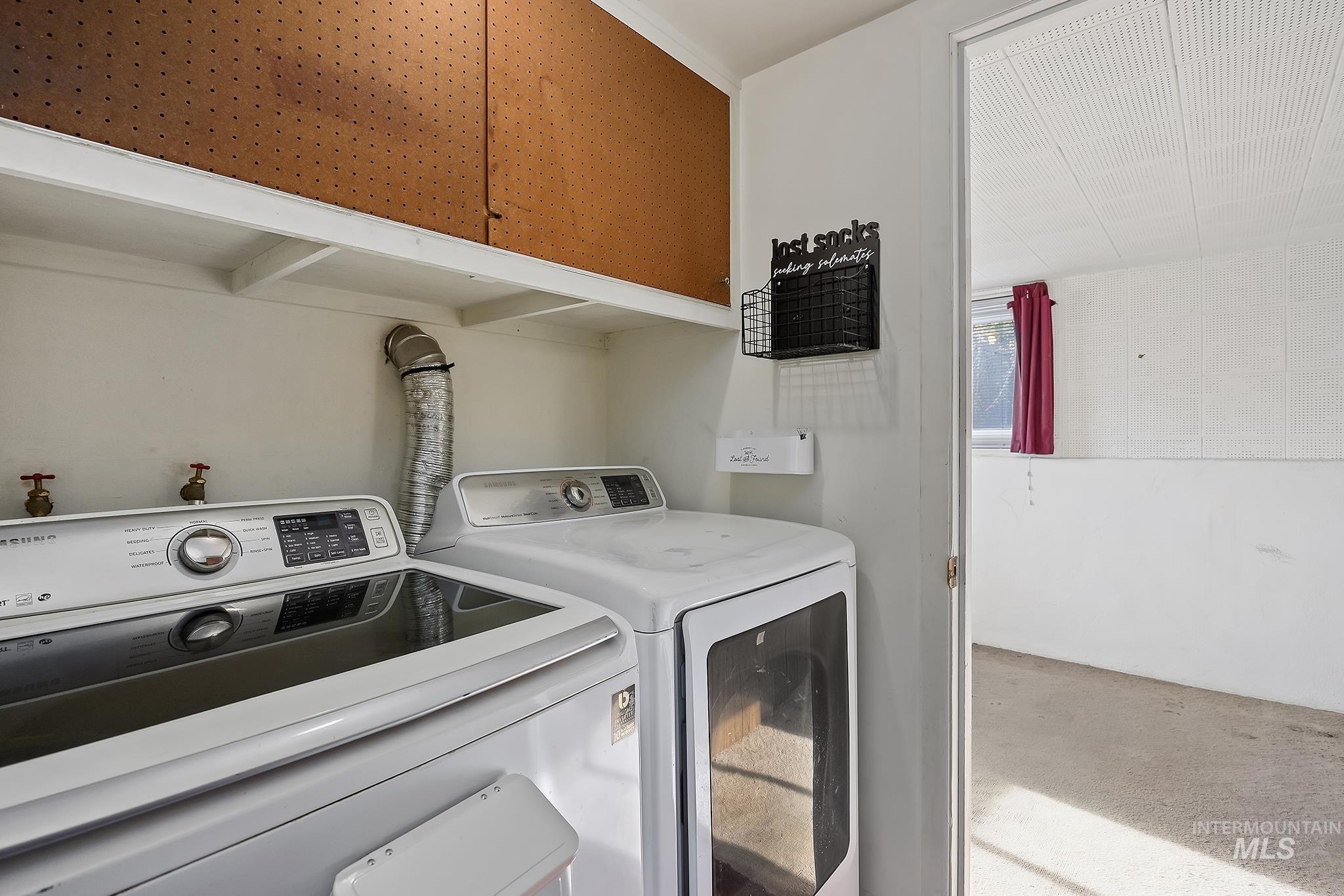 320 East 23rd Drive Burley, ID 83318 - Photo 27 of 34 Laundry room with washing machine and dryer