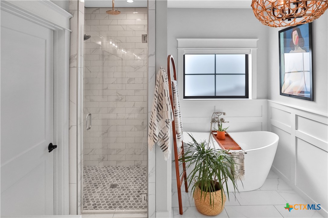 659 Prospect Way New Braunfels, TX 78130 - Photo 22 of 32 a bathroom with a bathtub sink and mirror