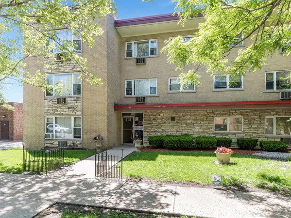 $245,000 | 415 South Maple Avenue, Unit 202, Oak Park, IL 60302