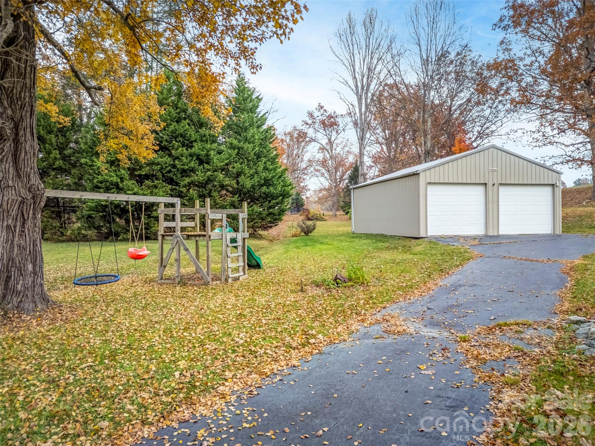 605 Dana Road Hendersonville, NC 28792 - Photo 7 of 38 a view of a basket ball front of house