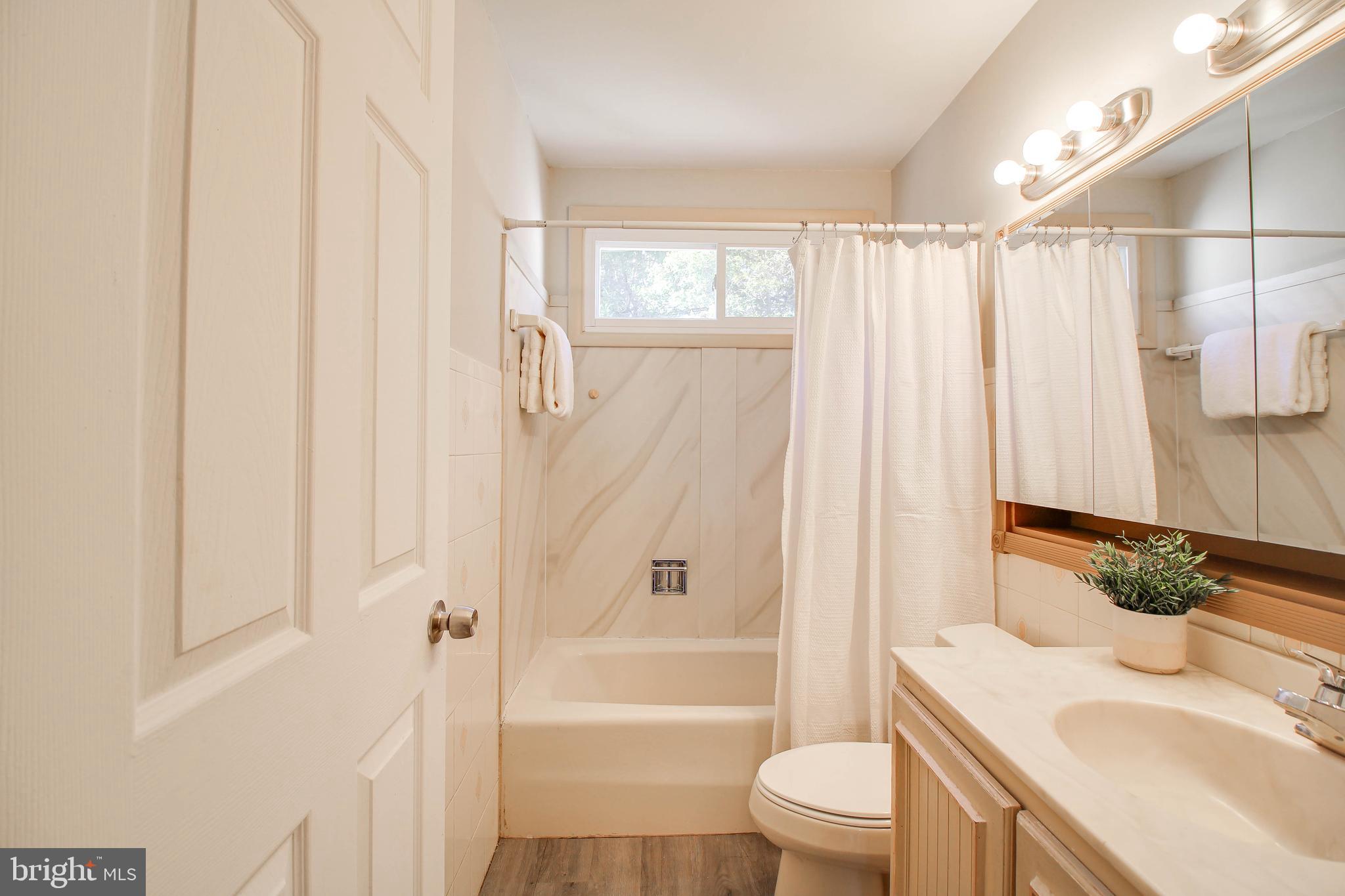 1920 Rollingwood Road Baltimore, MD 21228 - Photo 30 of 42 Hall Bath