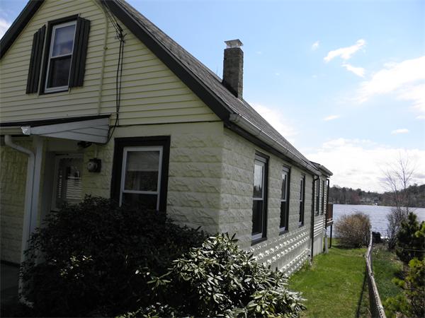 88 Hardy Pond Road Waltham, MA 02451 - Photo 8 of 29 a front view of a house with garden