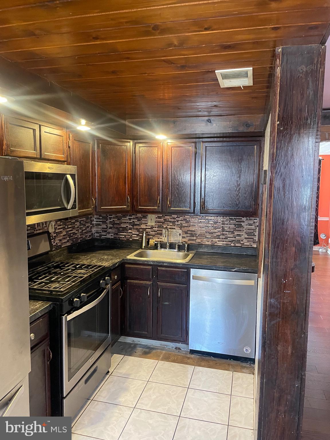 227 Weymouth Road Darby, PA 19023 - Photo 6 of 25