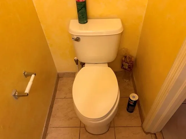 a view of a livingroom with furniture