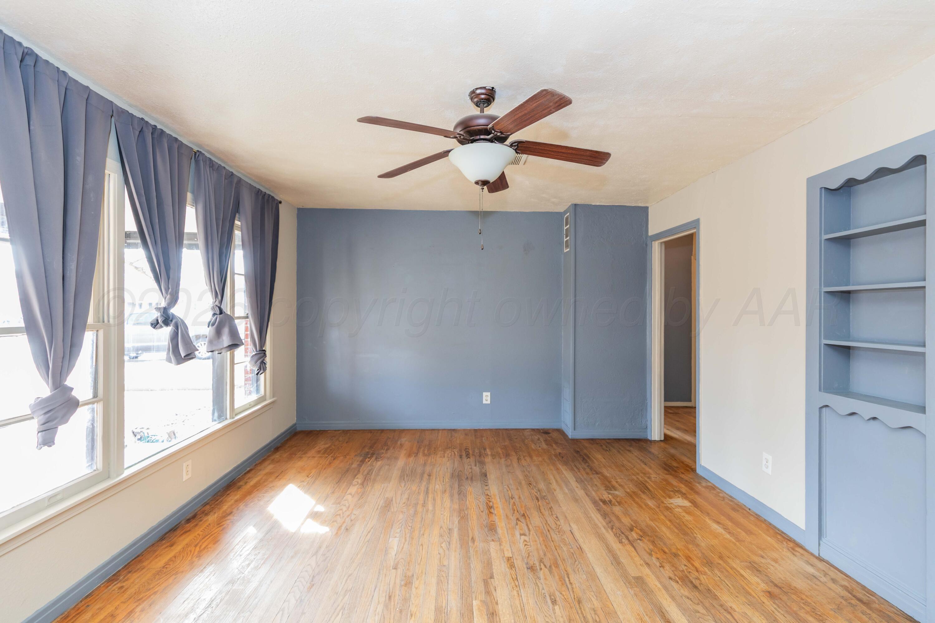 2216 Locust Street Amarillo, TX 79109 - Photo 4 of 32 LIVING ROOM VIEW 1
