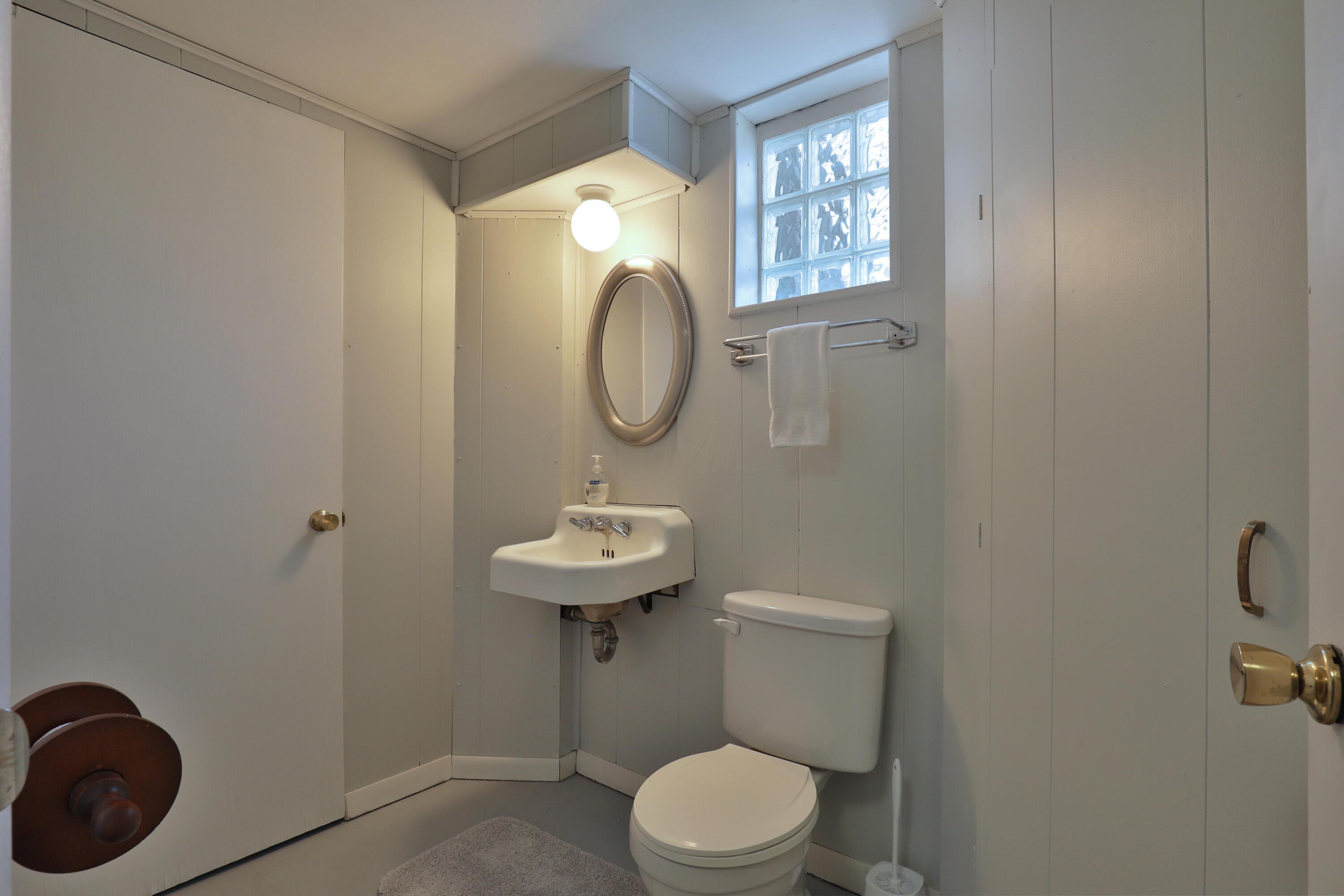 207 Lake Ridge Road Worthington, OH 43085 - Photo 32 of 60 Half Bath