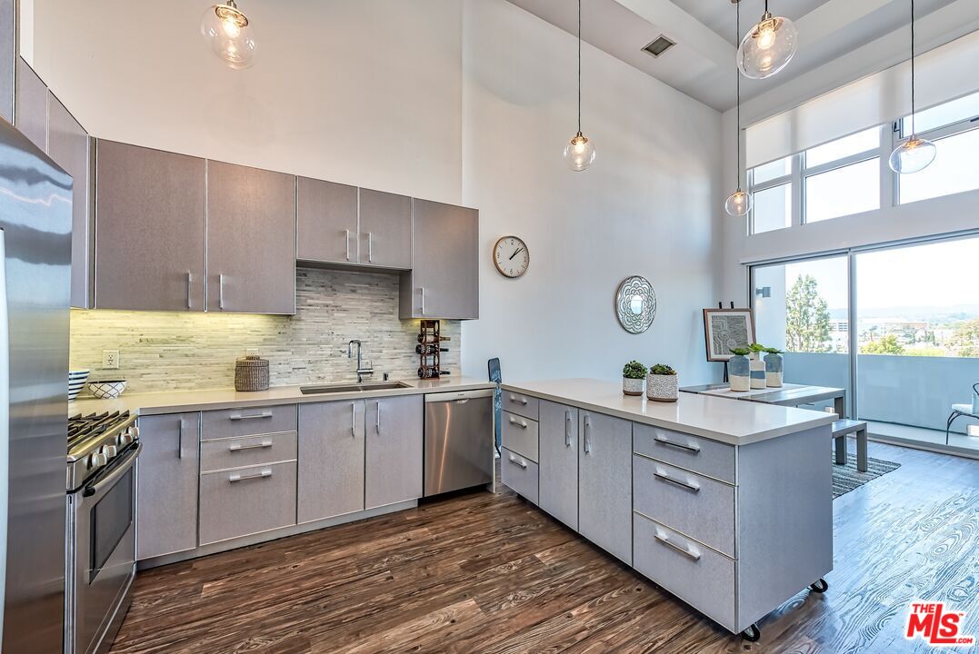 1168 South Barrington Avenue, Unit 603 Los Angeles, CA 90049 - Photo 4 of 40