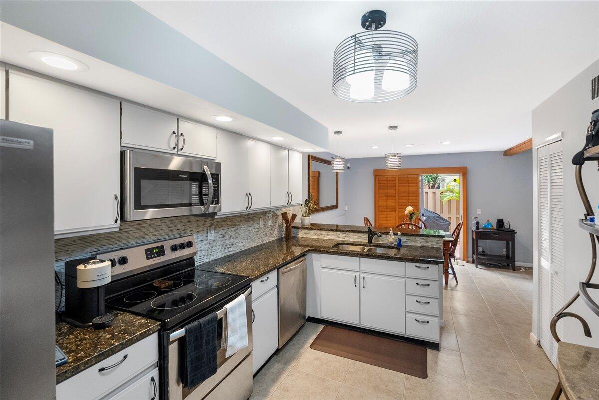 311 Maplecrest Circle Jupiter, FL 33458 - Photo 9 of 22 Kitchen