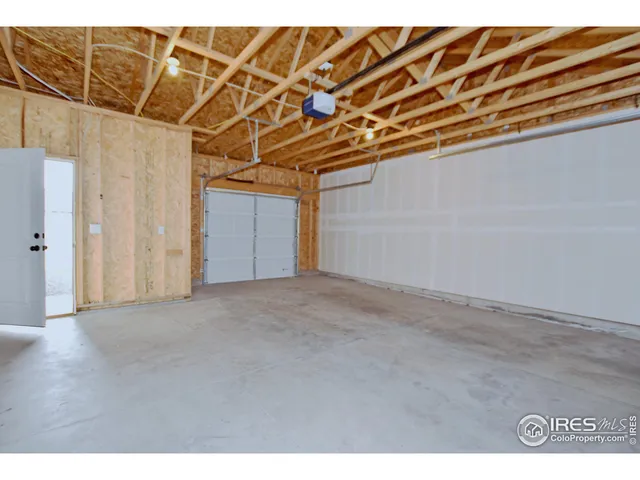 a view of an house with backyard