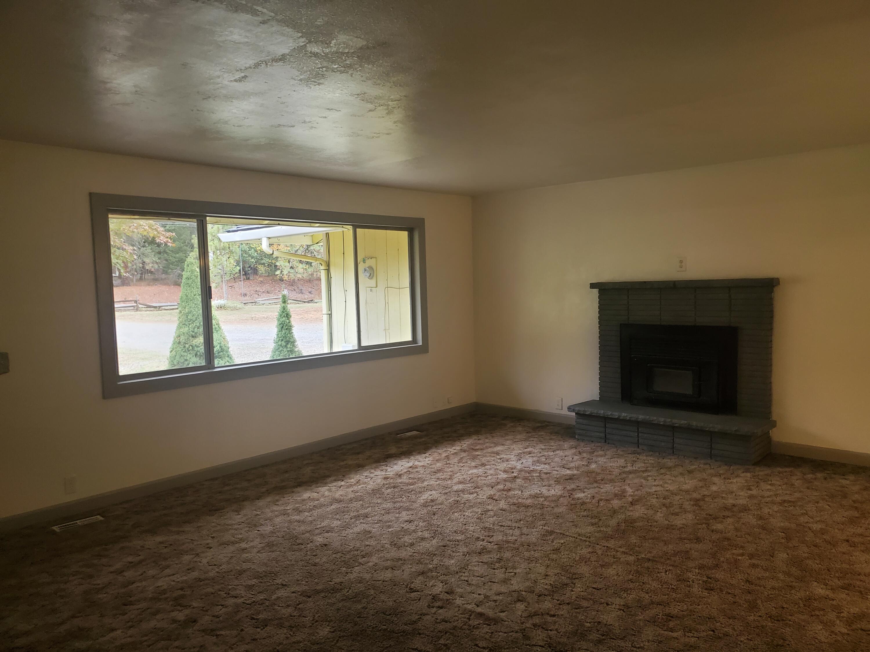 513 Queens Branch Road Rogue River, OR 97537 - Photo 11 of 56 an empty room with windows