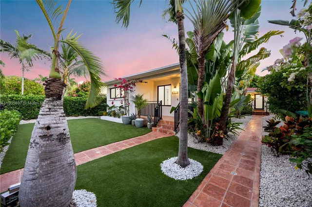 a view of a backyard with garden