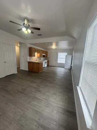 $995 | 401 Ave T, Marble Falls, TX 78654