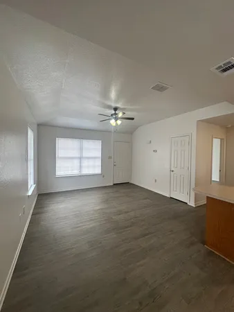 $995 | 401 Ave T, Marble Falls, TX 78654