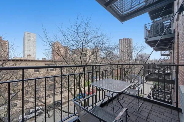 $264,900 | 3900 North Pine Grove Avenue, Unit 511, Chicago, IL 60613