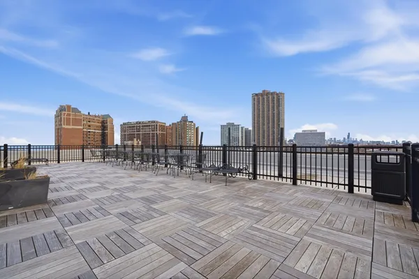 $264,900 | 3900 North Pine Grove Avenue, Unit 511, Chicago, IL 60613