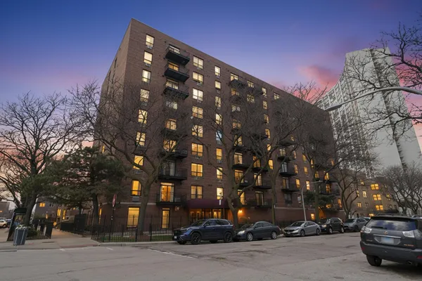 $264,900 | 3900 North Pine Grove Avenue, Unit 511, Chicago, IL 60613