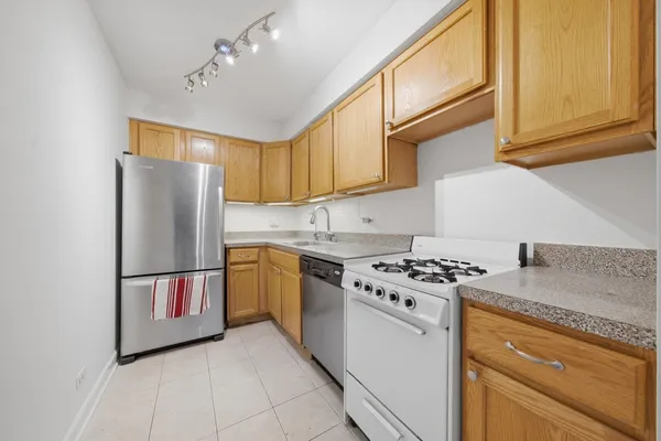 $264,900 | 3900 North Pine Grove Avenue, Unit 511, Chicago, IL 60613