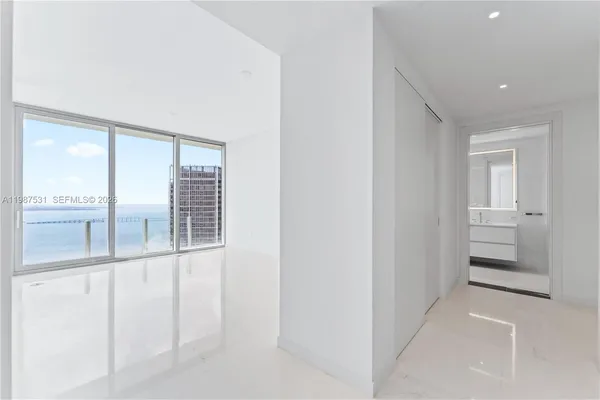 $25,000 | 300 Biscayne Blvd Way, Unit 5003, Miami, FL 33131