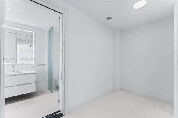 $25,000 | 300 Biscayne Blvd Way, Unit 5003, Miami, FL 33131