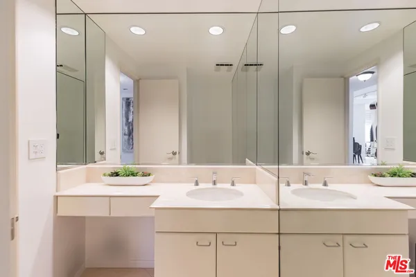 $1,495,000 | 121 South Palm Drive, Unit 401, Beverly Hills, CA 90212