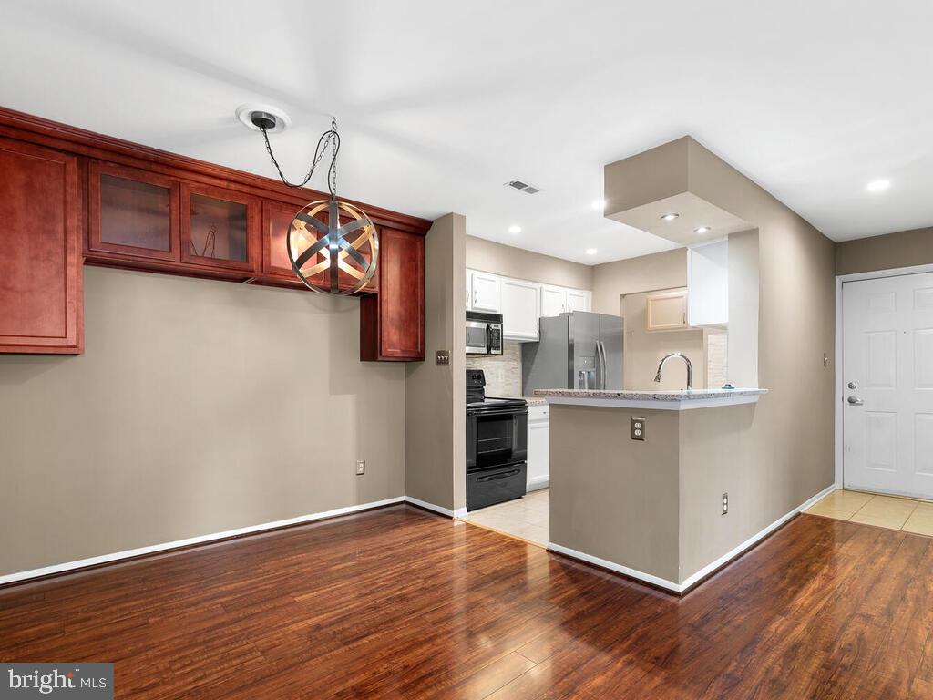 11657 Chesterfield Court Reston, VA 20190 - Photo 9 of 30 Gallery Image 9