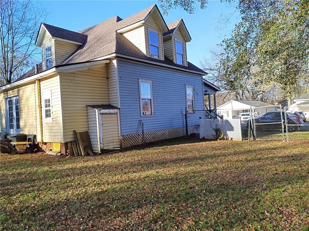 209 Gordon Avenue Calhoun, GA 30701 - Photo 27 of 30 a front view of a house with a yard