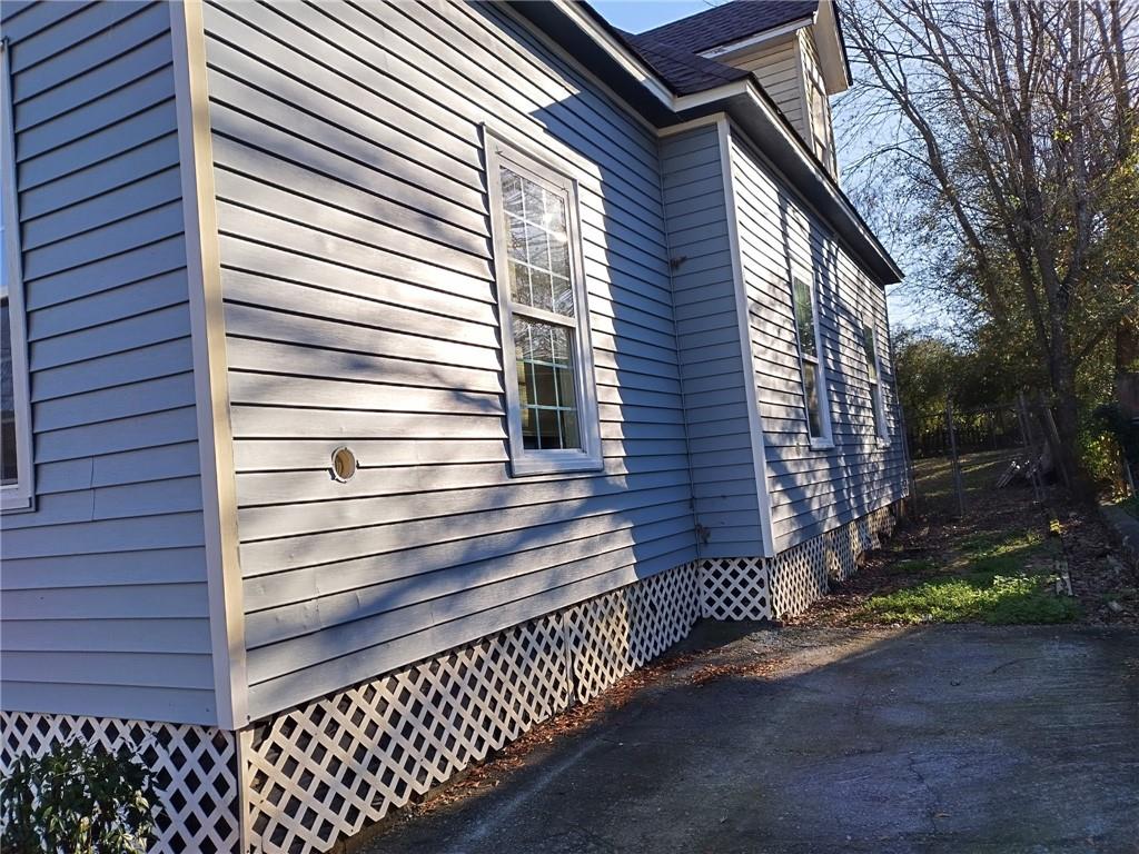 209 Gordon Avenue Calhoun, GA 30701 - Photo 5 of 30 a view of a house with a door