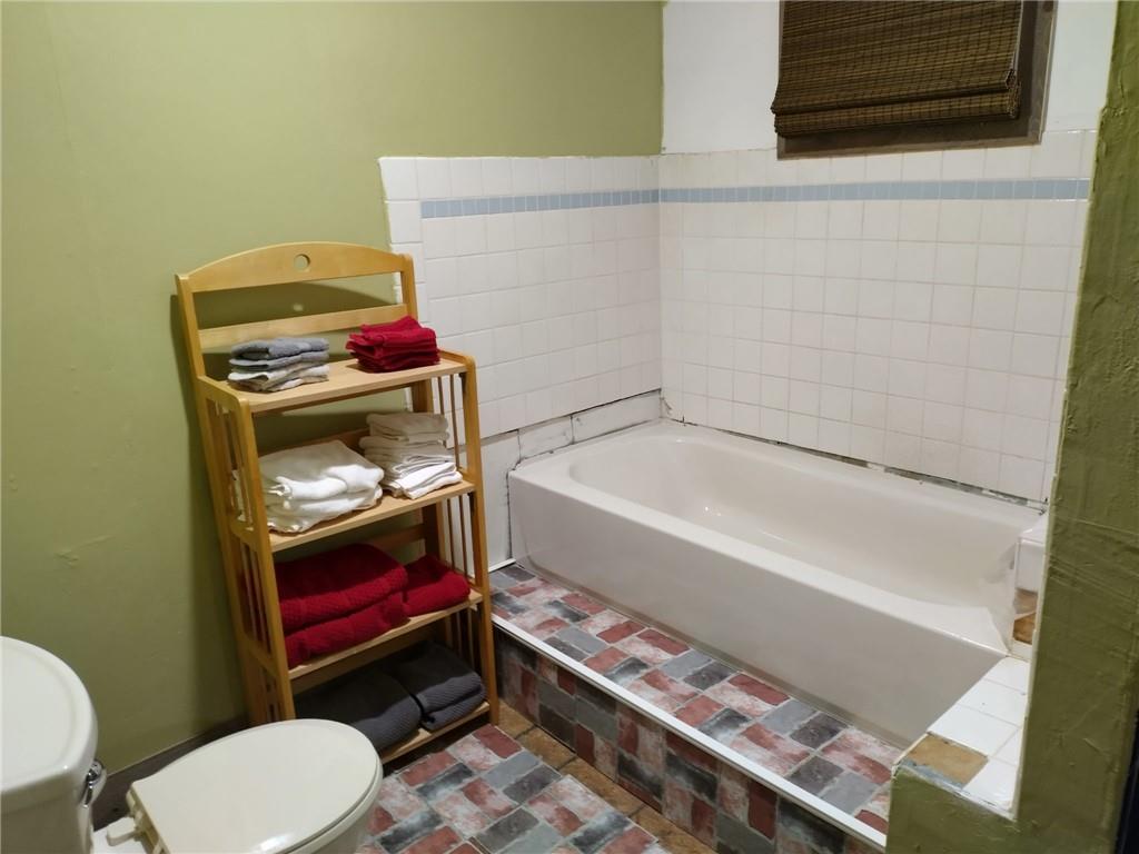 209 Gordon Avenue Calhoun, GA 30701 - Photo 10 of 30 a bathroom with a toilet and a bathtub