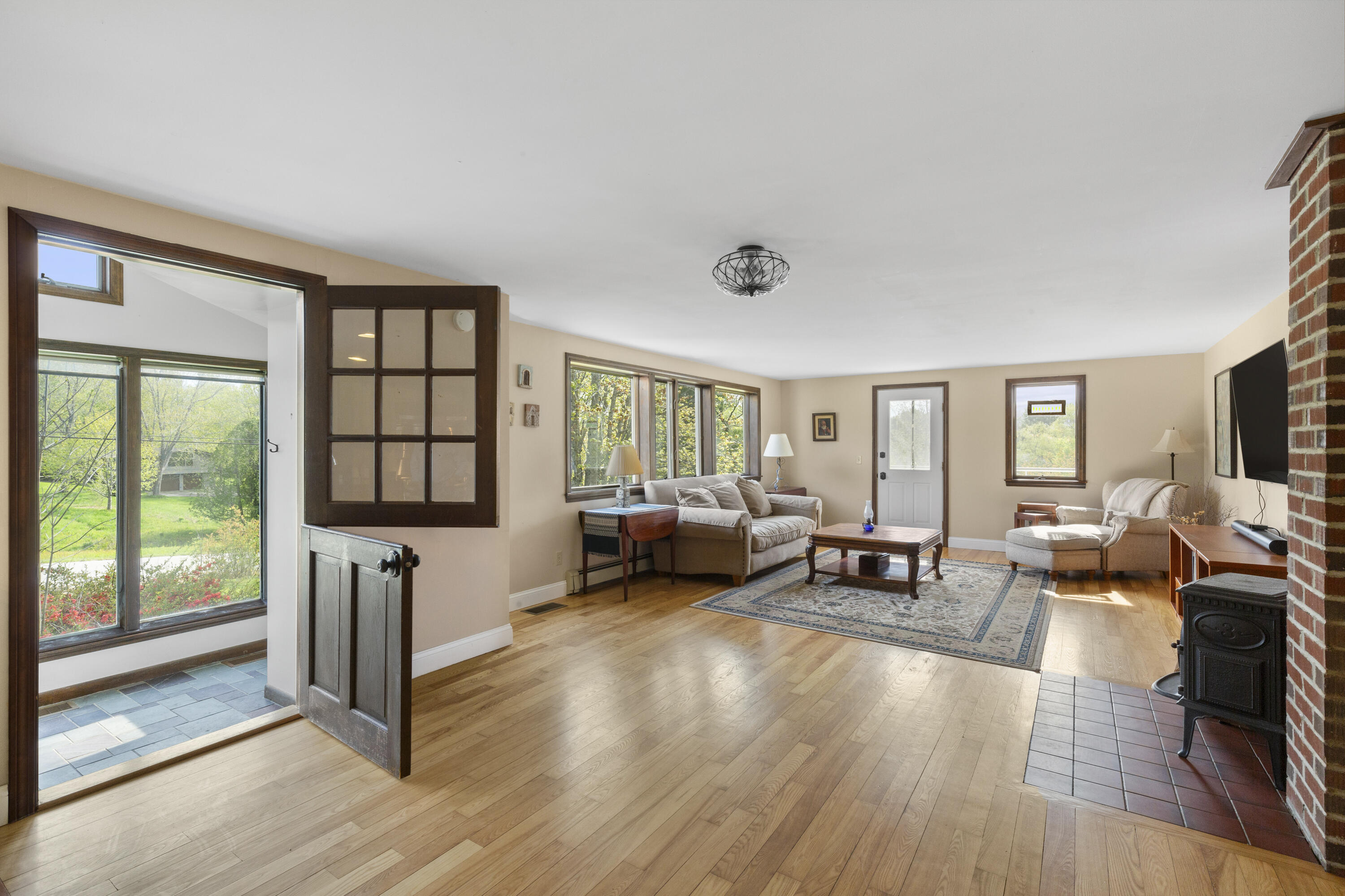 17 West View Road Damariscotta, ME 04543 - Photo 11 of 47 Living room