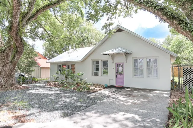 a view of a house with a yard