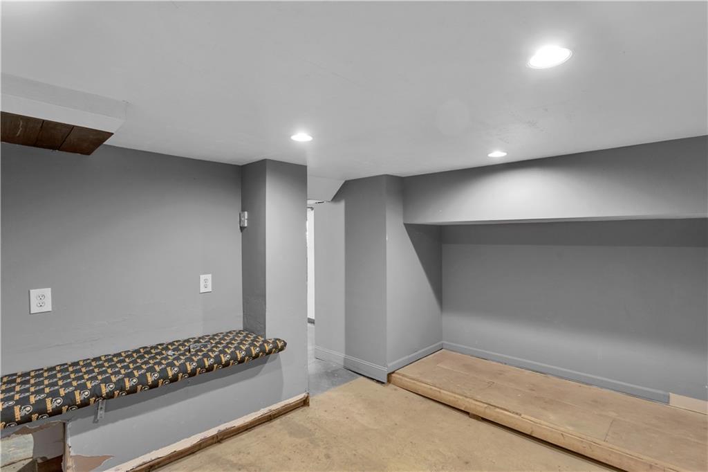 621 Bridge Irwin Pa Irwin, PA 15642 - Photo 25 of 31 a view of entryway