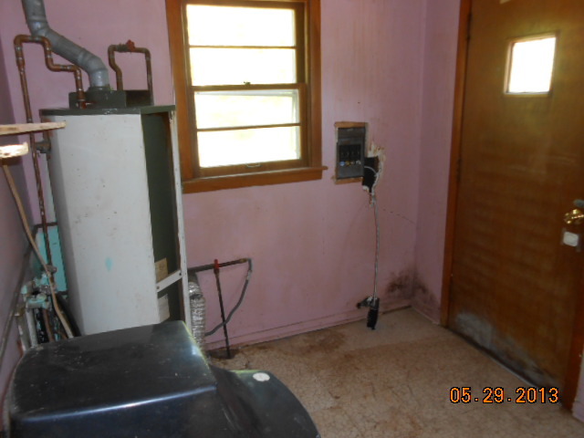 1208 South Street Spring Grove, IL 60081 - Photo 6 of 8 a room with window and gate