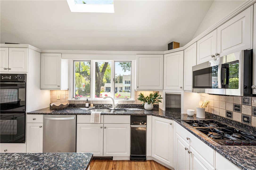 8 Harbour Road Barrington, RI 02806 - Photo 11 of 42