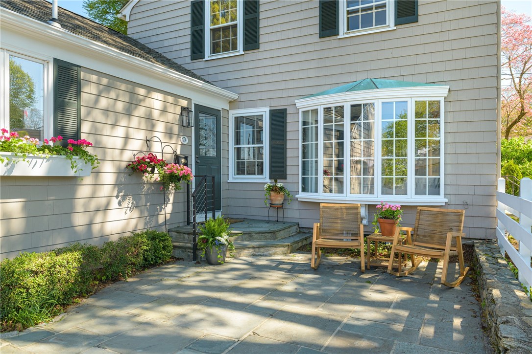 8 Harbour Road Barrington, RI 02806 - Photo 4 of 42