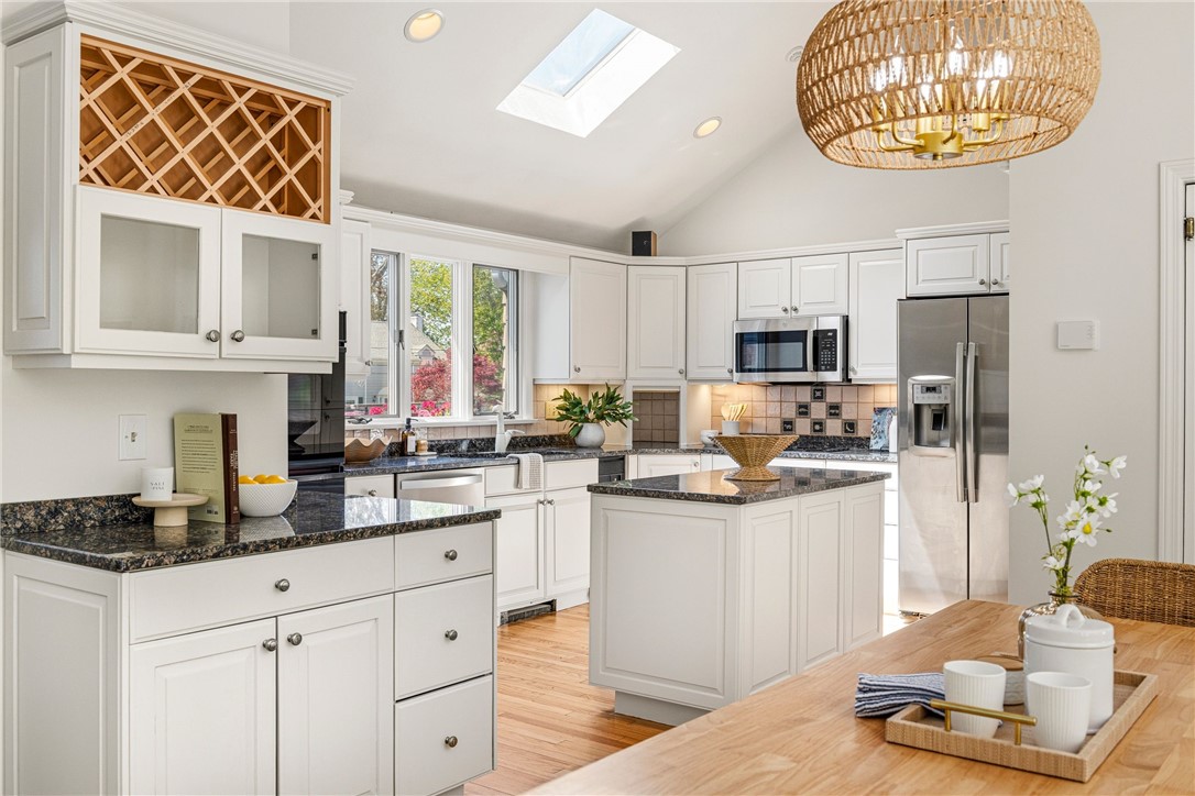 8 Harbour Road Barrington, RI 02806 - Photo 9 of 42
