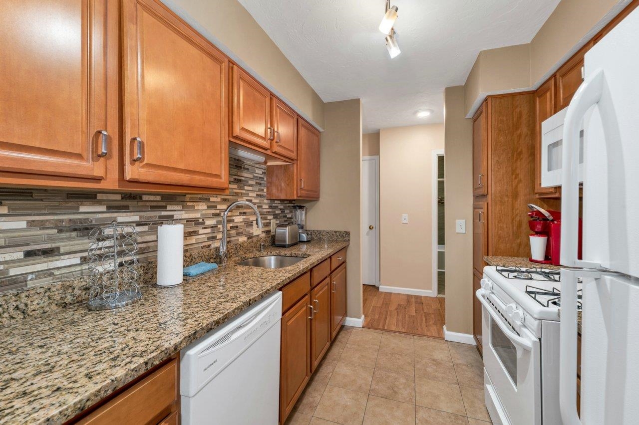 210 Brook Village Road, Unit 43 Nashua, NH 03062 - Photo 7 of 19